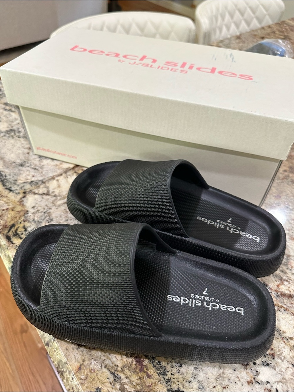 Squeezy B J/Slides Women’s Black Beach Slides Size 7
